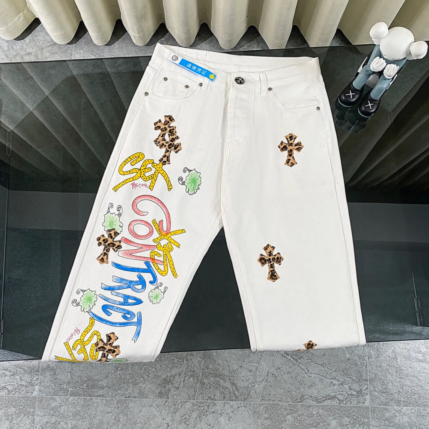 P240 CH Chromehearts Mattyboy graffiti painted leopard print cross patch leather white jeans, price 34W level, patchwork cross pattern embellishment, washed jeans! ! An absolutely high-end luxury product, a 1.9W-level god-level single product, a super popular product, made by top heavy industry, a magic weapon that cannot be missed! [About Zangyin] This is an extremely luxurious fashion brand that can also be called the aristocracy of the high street. It has always been an exclusive brand for some hipsters or rich second generations. Compared with ordinary high streets, it is more luxurious and noble. Compared with luxury brands, it is more fashionable and individual. It has always been a brand that I have a special liking for. [Top heavy industry fashion design] Consistently high-street luxury style. Speaking of this style, the Zangyin family and GU family are definitely the leading representative brands. Especially the Zangyin family has really achieved a state-of-the-art effect in creating high-street style. The unique washed material is used to create this style. The color system is already quite eye-catching. After it is decorated with patchwork cross flowers, it cleverly highlights the charm of the brand. Secondly, this style uses classic The high-waist cutting design highlights the long legs and fashionable temperament of the upper body. The brand is highly recognizable and the slim fit configuration is more suitable for daily wear. It is a product that interprets personality, fashion, and specifications at a glance. This single product is enough to make any fan excited. It can be a white T-shirt for a youthful college style, or a tight suspender for a royal style. It has strong matching ability and can be easily controlled by men.  [Materials and craftsmanship] Needless to say, this point goes without saying. As an excellent craftsman brand, Zangyin’s requirements for details and craftsmanship are really perfect. The washed color of this model has gone through so many processes, not to mention the embellishment of denim appliques. It is also purely hand-made and sewn. Just like what they believe in, only hand-made things have soul and have the meaning of wear. A top-notch heavy-duty fashionable denim item, I look forward to your perfect interpretation! !  Color: white Size: 28-34